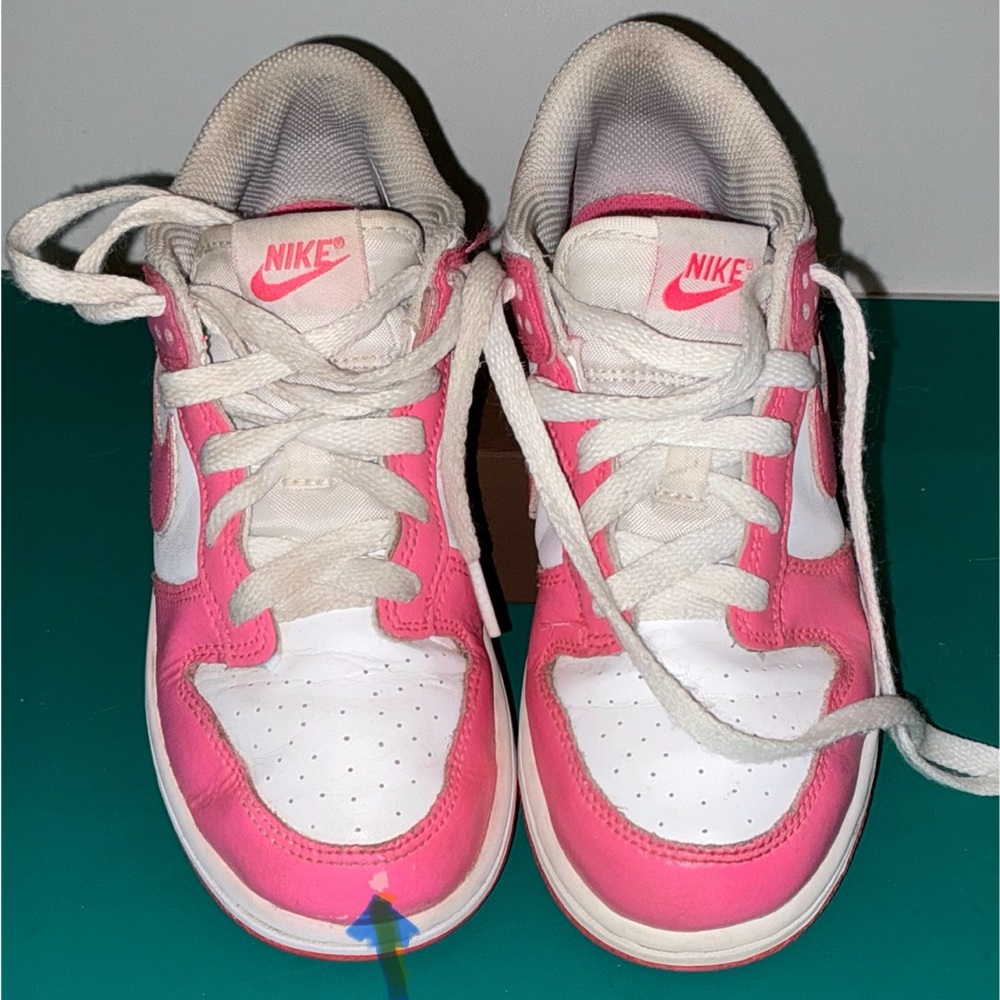 Nike Dunk Low GS “Active Fuchsia” Gently Worn Girls Size 2.5Y Athletic Shoes